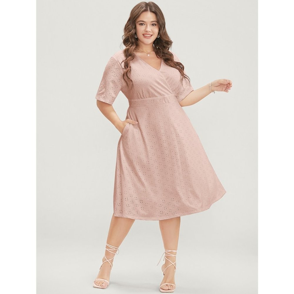 NWT BloomChic DustyPink Pocket Laser Cut Surplice Neck Knee Dress Size 14-16/1X